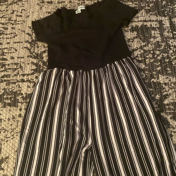 brand: ALMOST FAMOUS | color: BLACK AND WHITE | size: LARGE - Picture 2 of 2